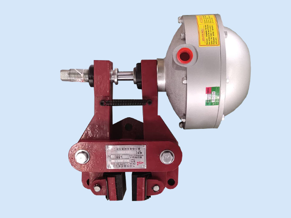 2、圖二為QDE常閉式鉗盤式制動(dòng)器，比較常用在較大扭矩的剎車，如鋼材加工設(shè)備等；